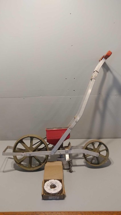 EARTHWAY PRECISION GARDEN SEEDER 