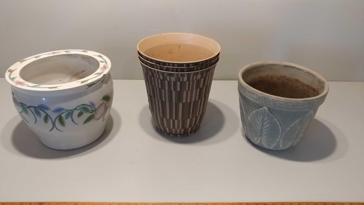ASSORTMENT OF FLOWER POTS