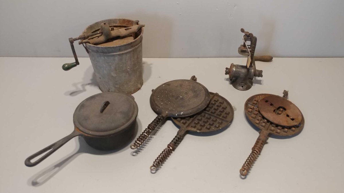 VINTAGE ICE CREAM MAKER, MEAT GRINDER, CAST IRON POT WITH LID, & GRISWOLD CAST IRON WAFFLE MAKER