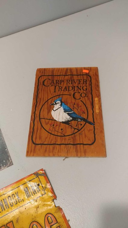(2) TIN SIGNS & (2) WALL DECOR HANGINGS