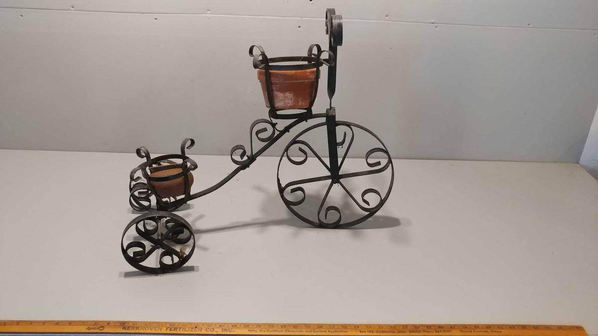 DECORATIVE METAL TRIKE PLANT STAND