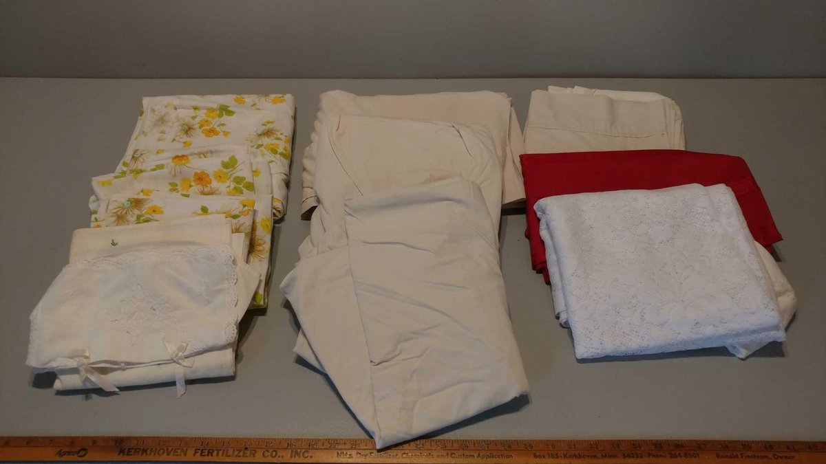 (3) SETS OF TWIN SHEETS WITH PILLOW CASES, & ASSORTMENT OF TABLE CLOTHS