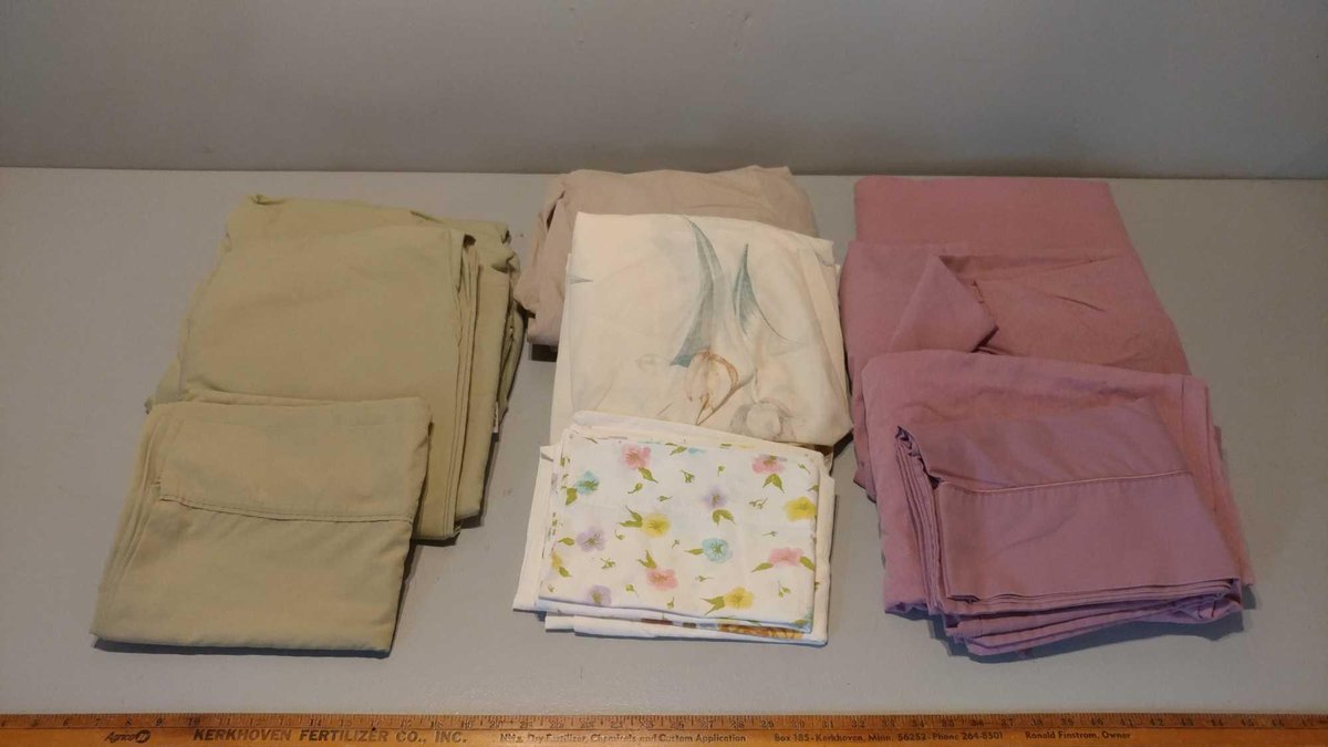 ASSORTMENT OF SETS OF SHEETS & PILLOWS CASES