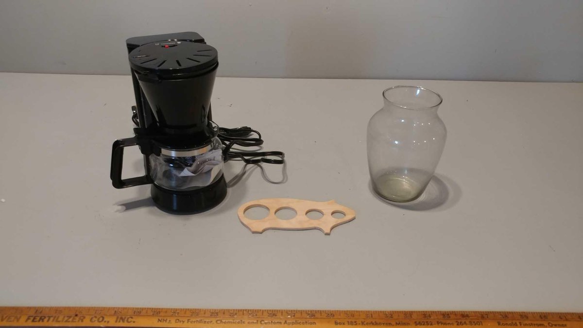 VECTOR COFFEE MAKER PORTABLE 12 VOLT DC, & GLASS VASE