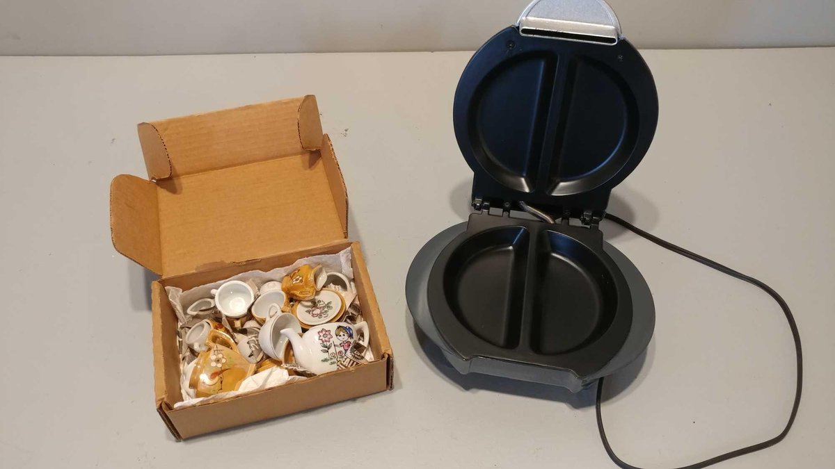 (2) CHILDREN'S PLAY TEA SETS & GT EXPRESS 101 MAKER