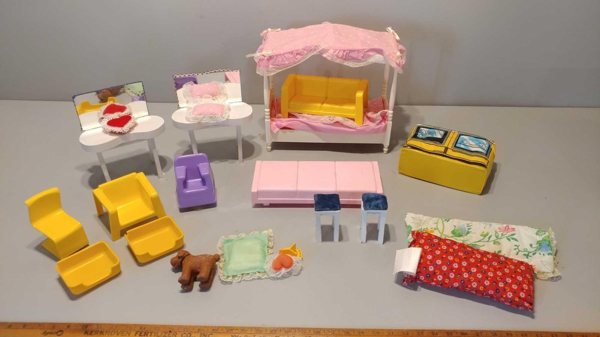 DOLL HOUSE SETS, FURNITURE, BED, COUCH, CHAIRS, & VANITIES 