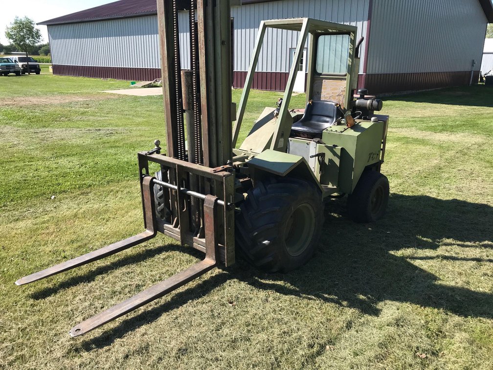 TCI BADGER 2 CYL CONTINENTAL GAS MOTOR 2 SPEED HYDRO TRANS 14’ MAST, 54” FREE LIFT, 2WD, FLOTATION T