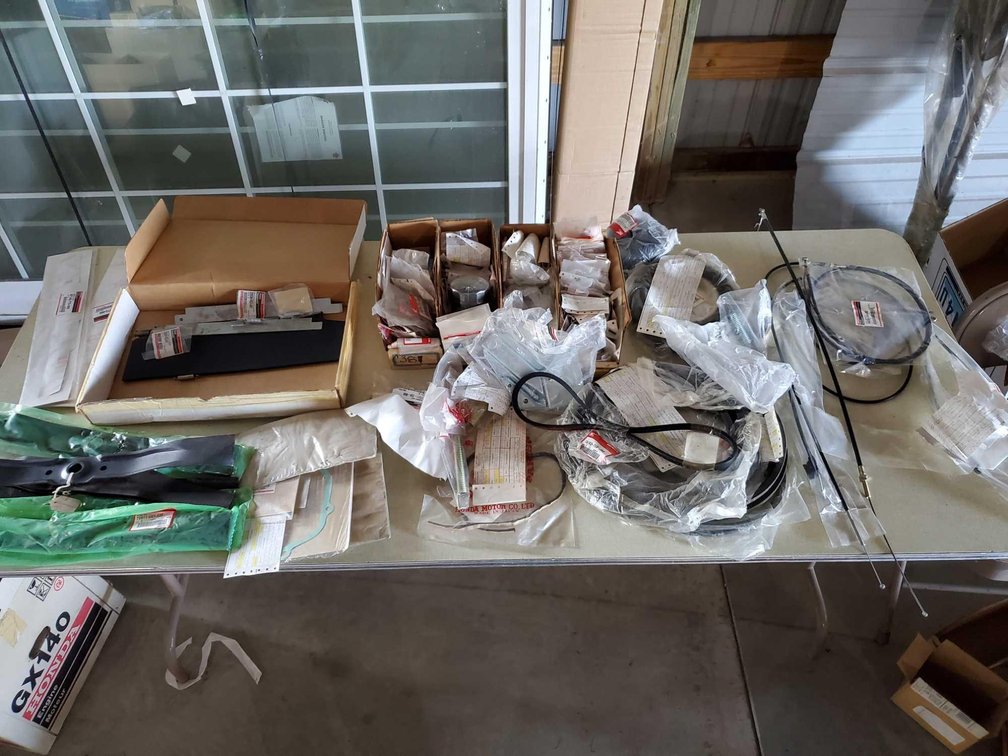 ASSORTMENT OF HONDA ENGINE PARTS