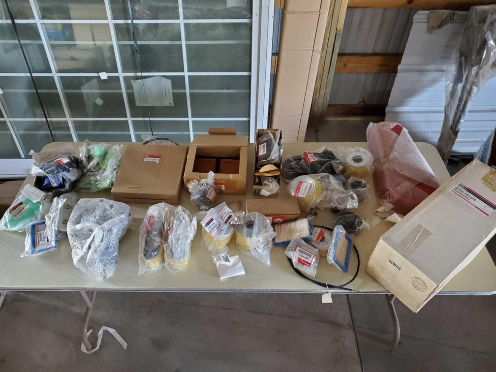 ASSORTMENT OF HONDA ENGINE PARTS