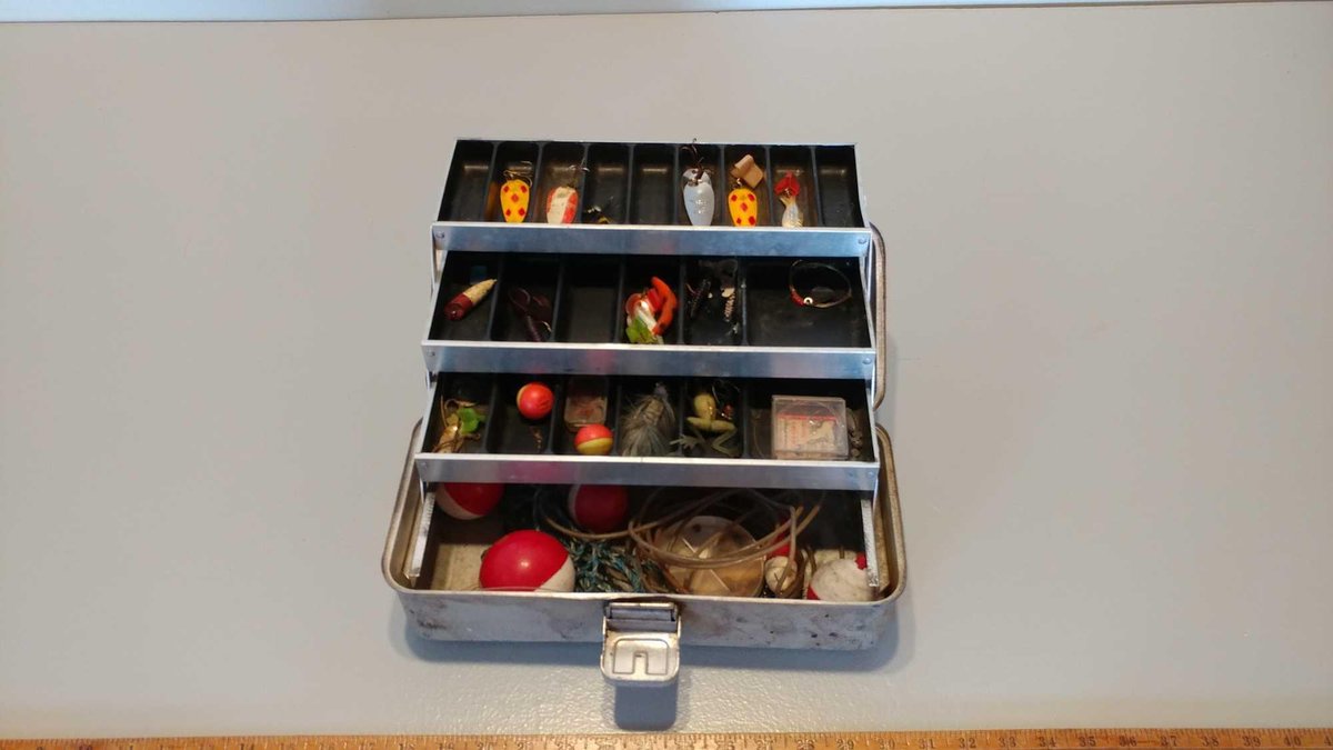 UMNI 103A TACKLE BOX WITH WIDE VARIETY OF TACKLE