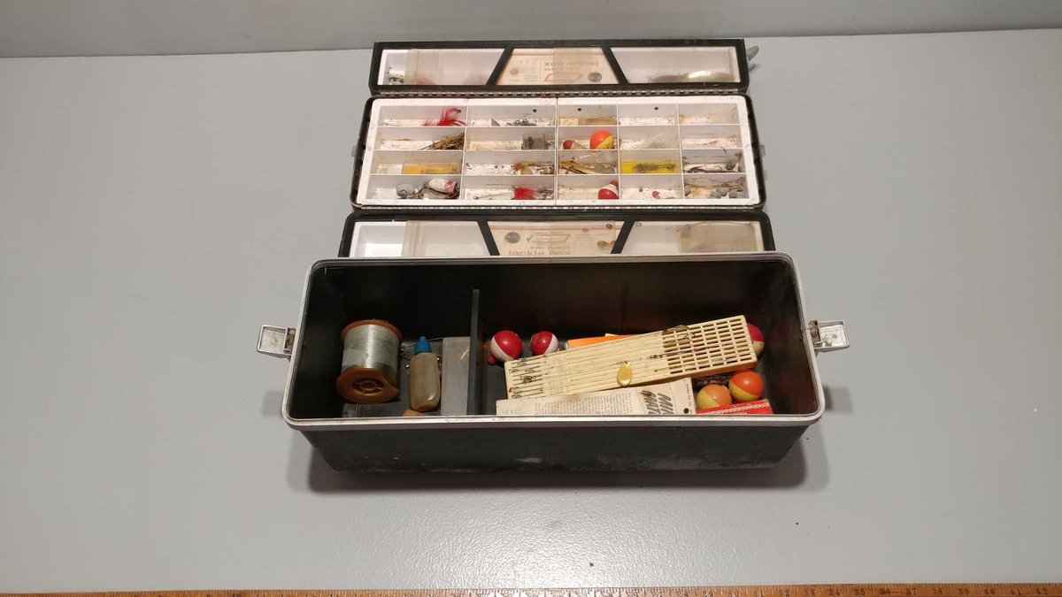 SEARS 3465 TACKLE BOX WITH LARGE AMOUNT OF TACKLE