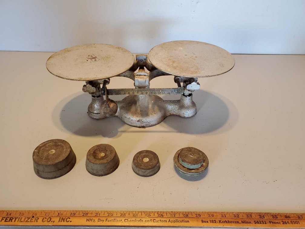 ANTIQUE DETECTO SCALES SCALE  WITH WEIGHTS MADE IN NEW YORK, USA