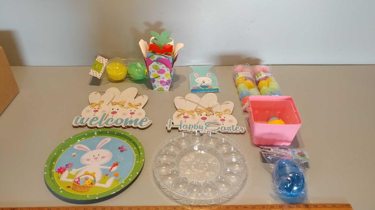 ASSORTMENT OF EASTER DECORATIONS