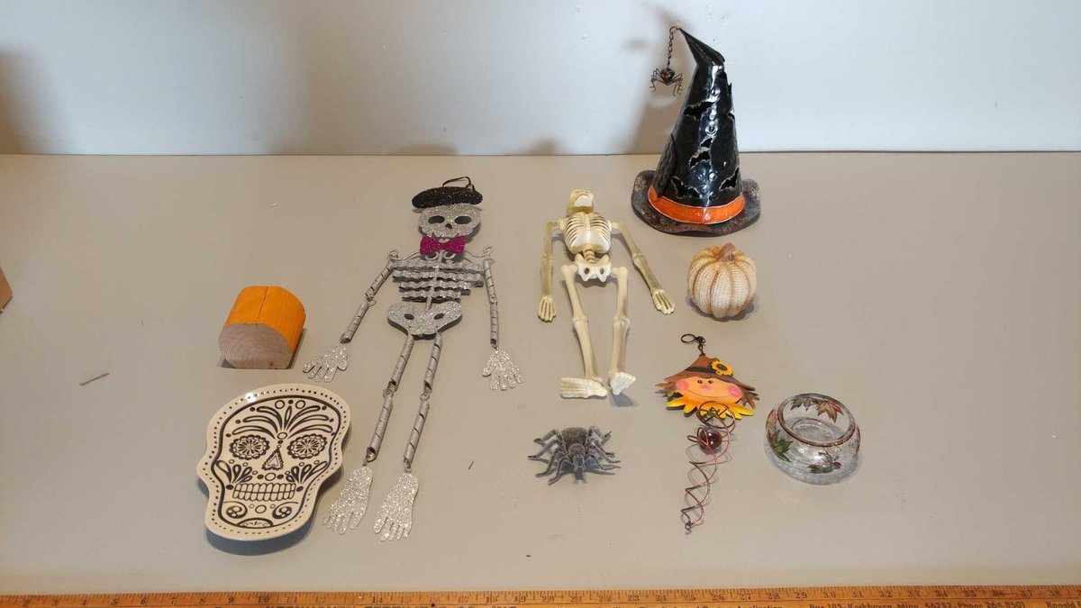ASSORTMENT OF HALLOWEEN DECORATIONS