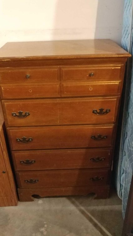5-DRAWER WOODEN DRESSER (29W X 45H X 17D)