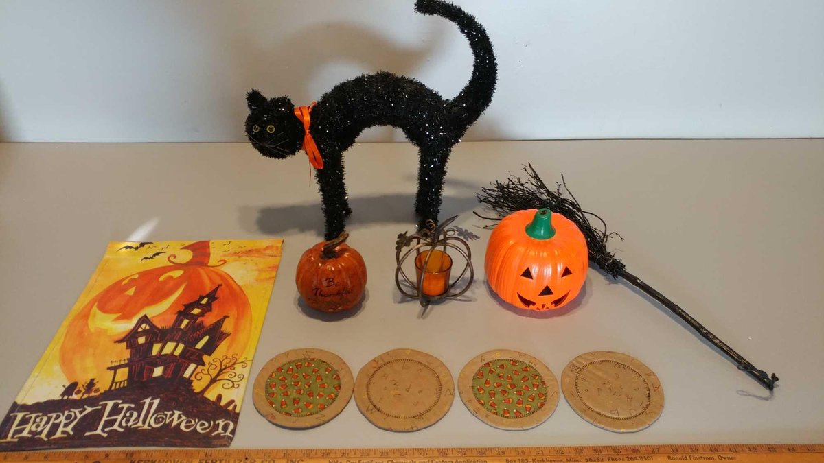 ASSORTMENT OF HALLOWEEN DECORATIONS