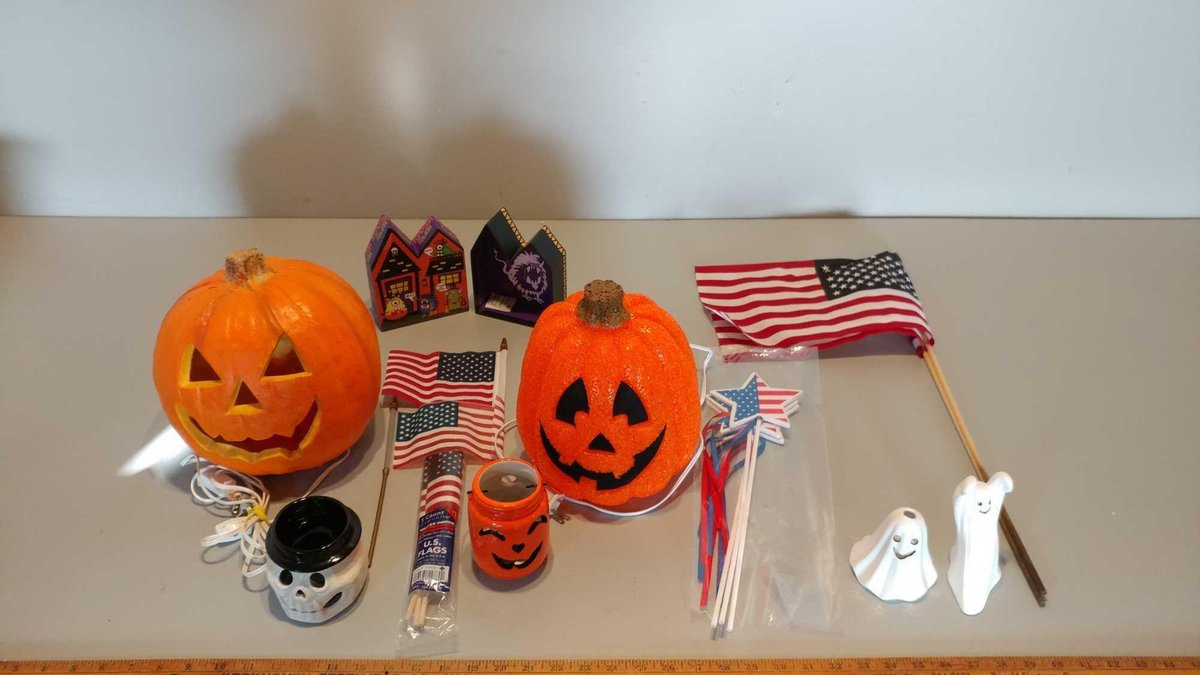 ASSORTMENT OF HALLOWEEN DECORATIONS