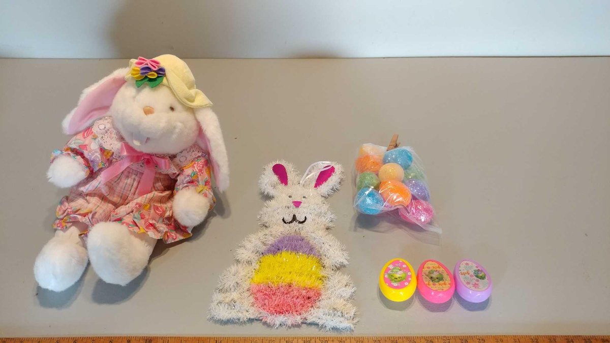ASSORTMENT OF EASTER DECORATIONS