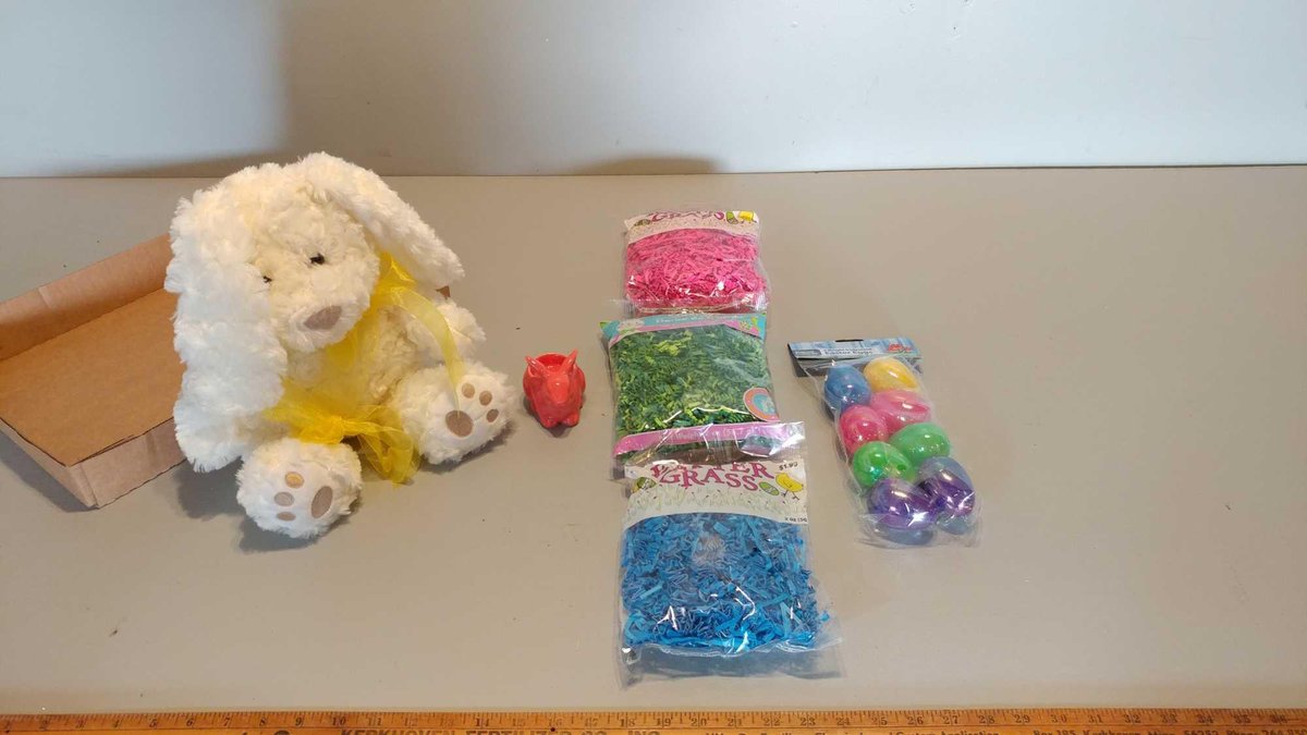 ASSORTMENT OF EASTER DECORATIONS