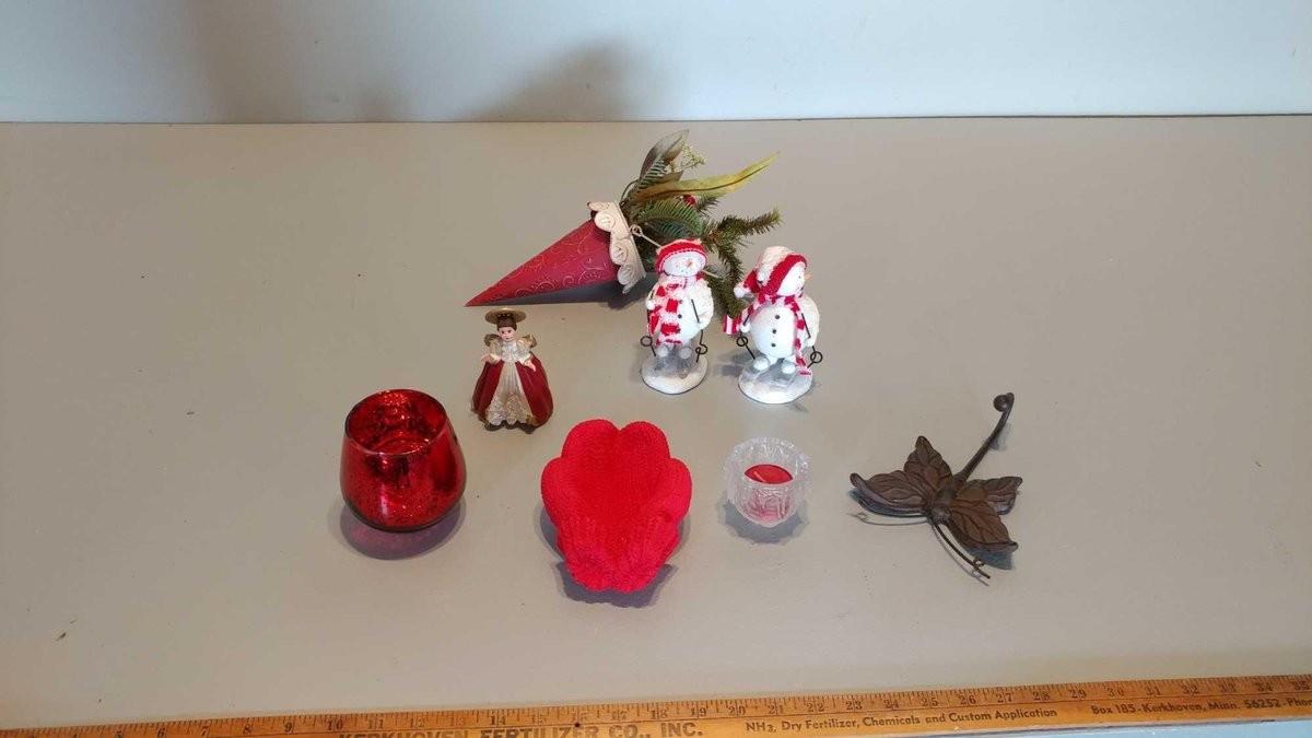 ASSORTMENT OF CHRISTMAS DECORATIONS