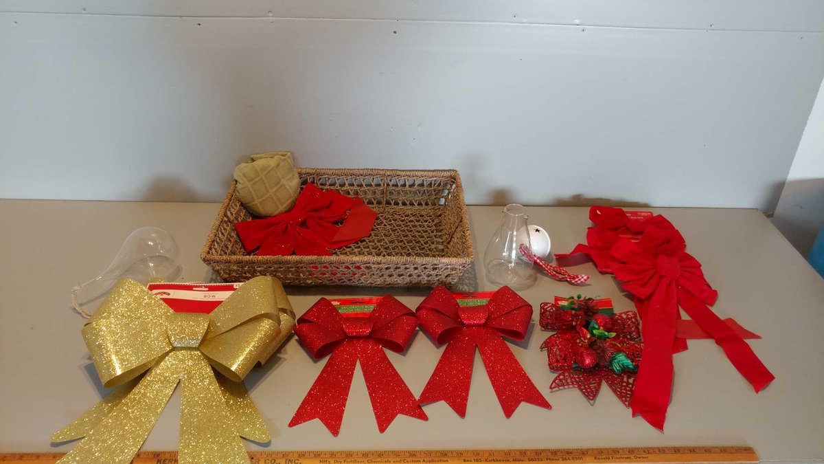 ASSORTMENT OF CHRISTMAS BOWS, BELL, GLASS HANGERS, & MISC ITEMS