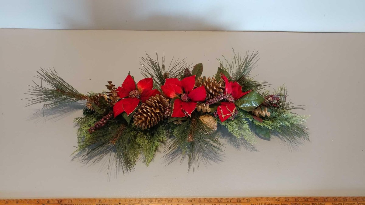 DECORATIVE CHRISTMAS HANGING SWAG WREATH