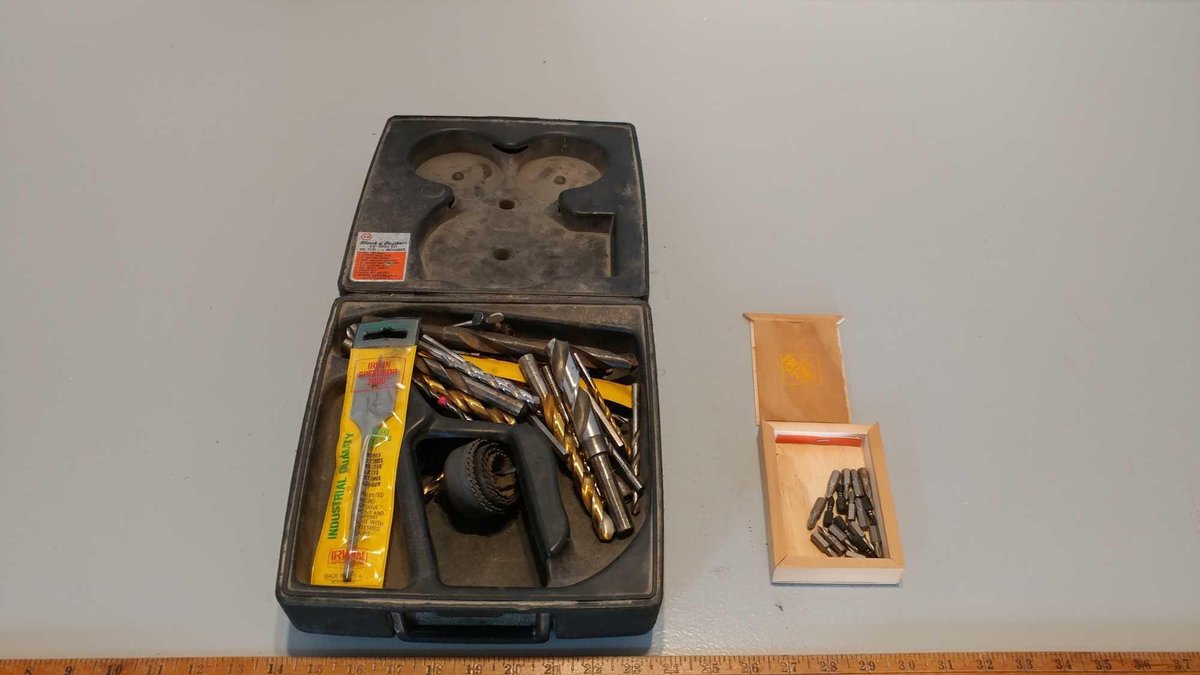 ASSORTMENT OF DRILL BITS, AND ASSORTMENT OF SCREWDRIVER HEADS