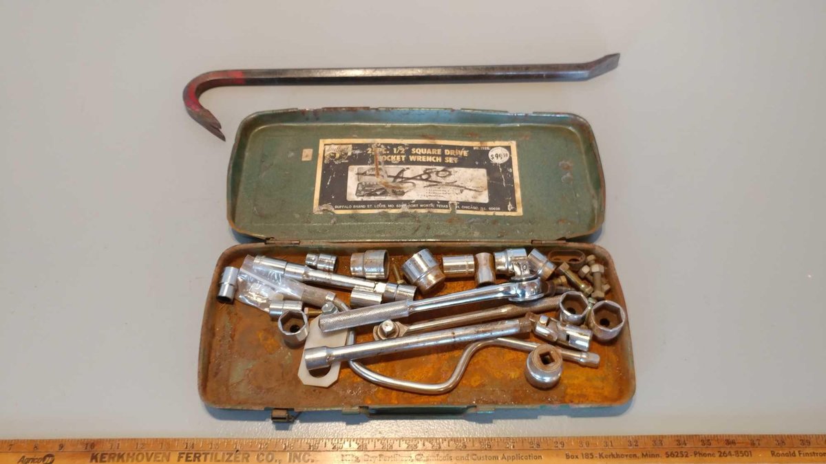 SOCKET WRENCH SET, CROWBAR
