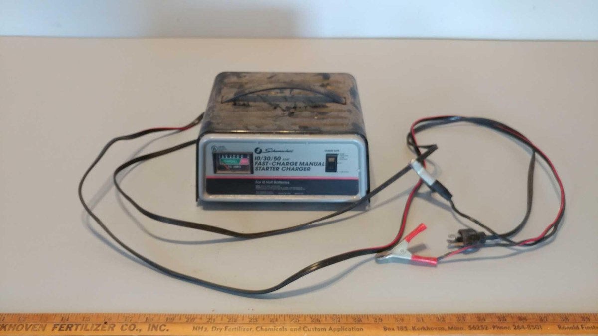 SCHUMACHER 10/30/50 AMP FAST-CHARGE MANUAL STARTER CHARGER