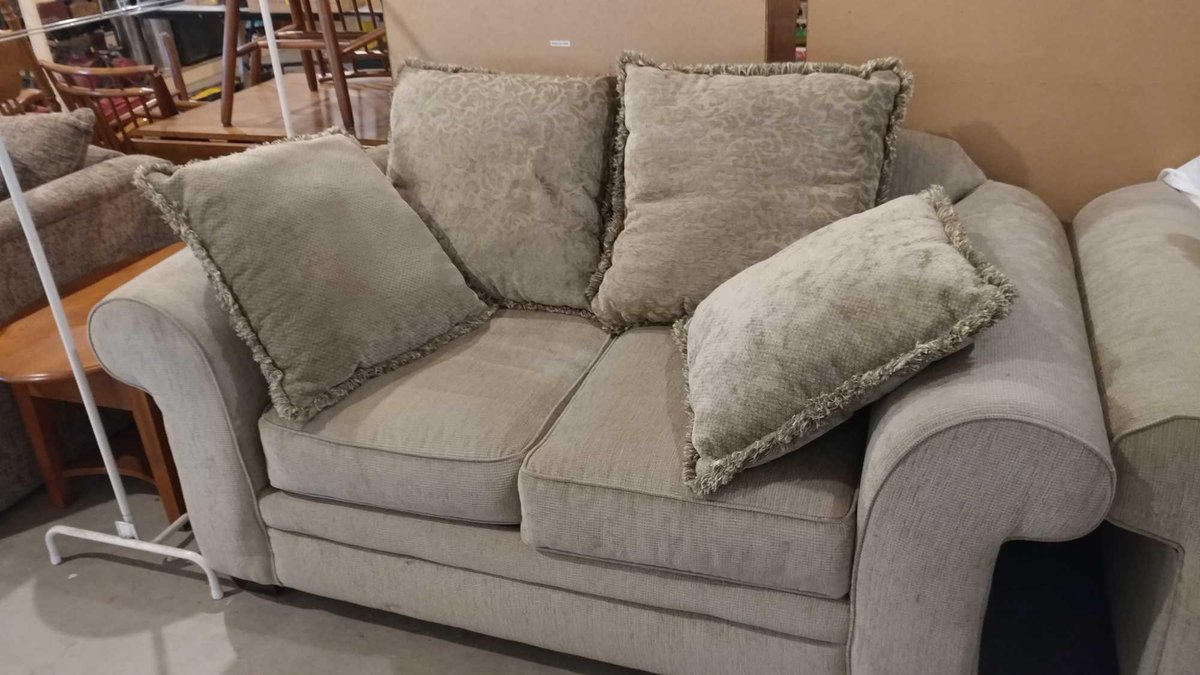 FABRIC LOVE SEAT W/THROW PILLOWS