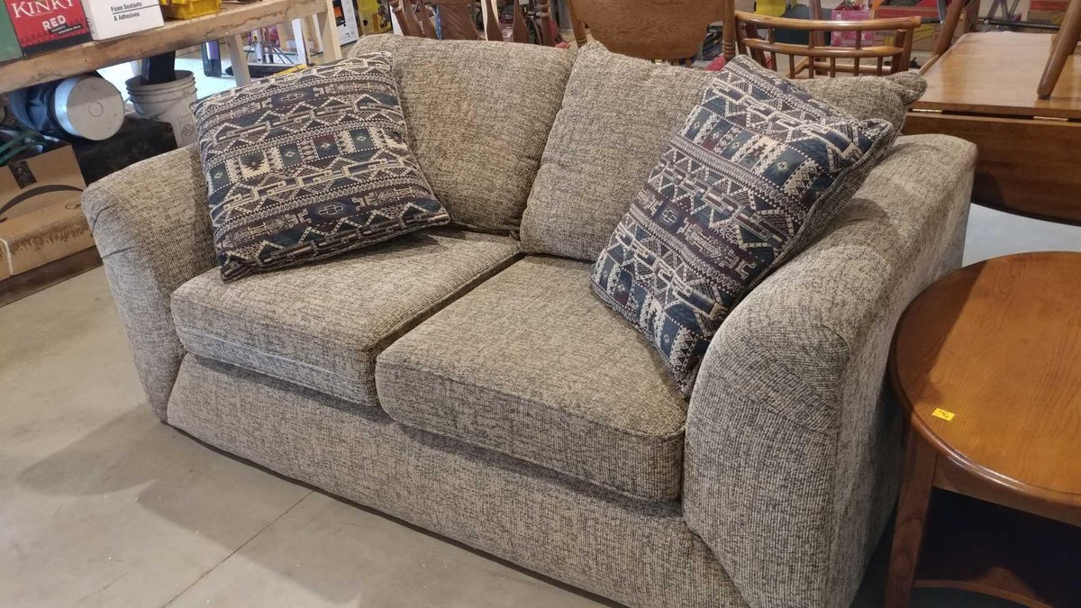 FABRIC LOVE SEAT W/THROW PILLOWS