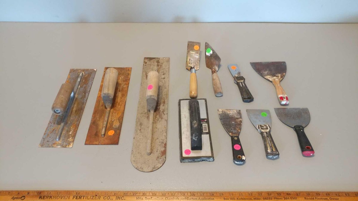 ASSORTMENT OF MASONRY TOOLS