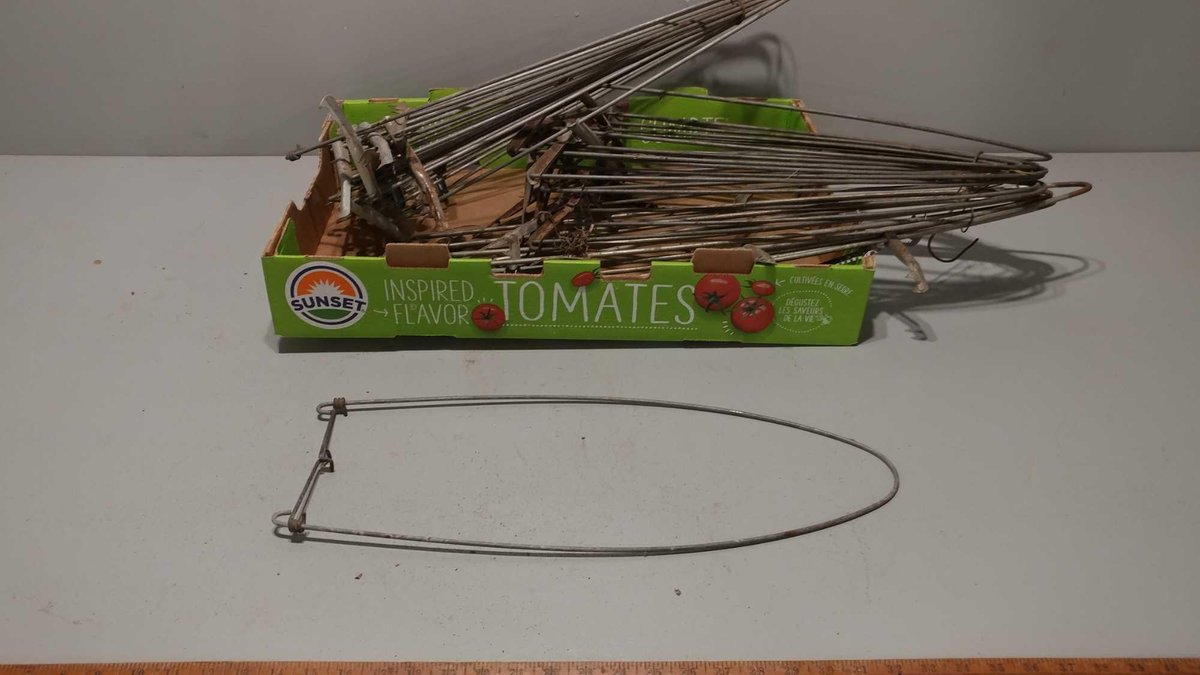 (I-581) ASSORTMENT OF 21" FUR STRETCHERS  (LOCATED AT ZIELSDORF AUCTIONS)