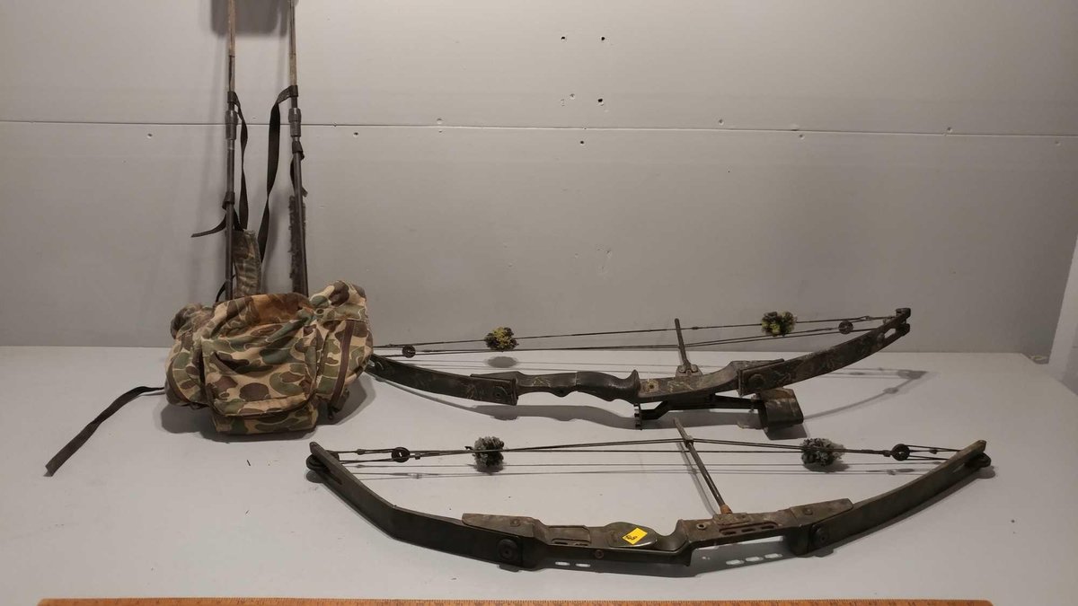 (I-568) (2) COMPOUND BOWS AND BACKPACK QUIVER (LOCATED AT ZIELSDORF AUCTIONS)