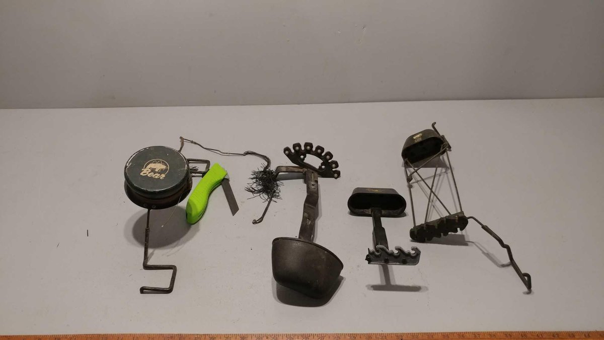 (I-566) (3) ARROW QUIVERS, FISHING REEL ATTACHMENT, AND FOLDING SAW (LOCATED AT ZIELSDORF AUCTIONS)
