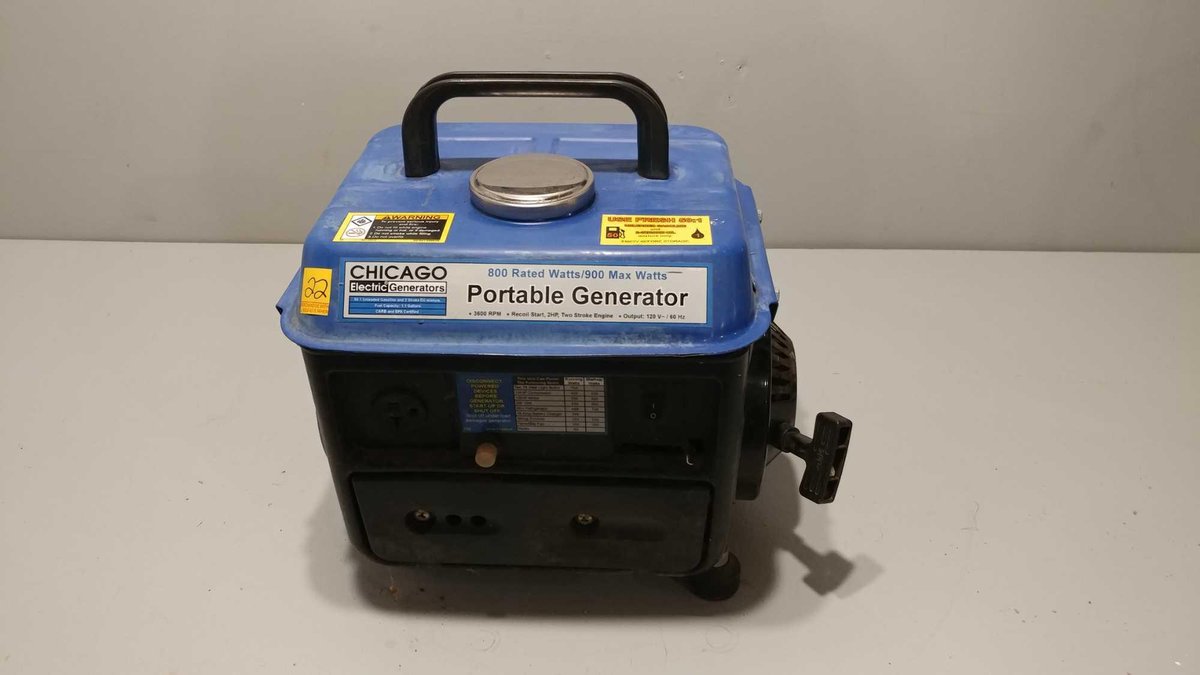 CHICAGO ELECTRIC 800 WATT 2 STROKE GENERATOR 900 WATT PEAK, FUEL SHUT OFF TO RUN CARB DRY FOR STORAG