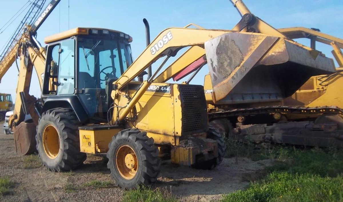 2000 JOHN DEERE 310SE 4X4 EXTENDAHOE BACKHOE. SHOWS 1146 HRS. BELIEVED TO BE AROUND 4500 HRS. 1 OWNE