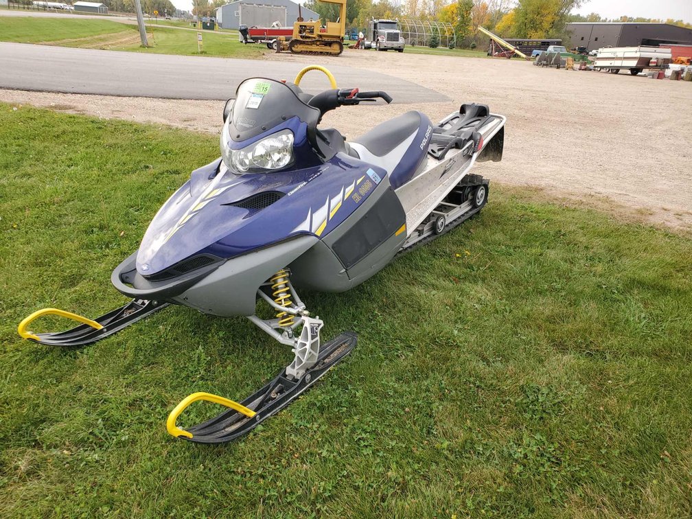 (I-534) POLARIS RMK 900 SNOWMOBILE, 166" TRACK, 2708 MILES, REVERSE, (ITEM AT ZIELSDORF AUCTIONS) 