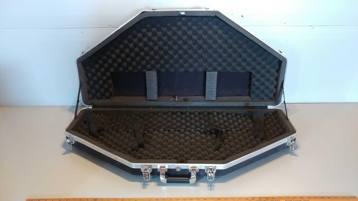 (I-30) HARD SIDED BOW CASE, LOCKABLE, AIRLINE APPROVED (ITEM AT ZIELSDORF AUCTIONS)