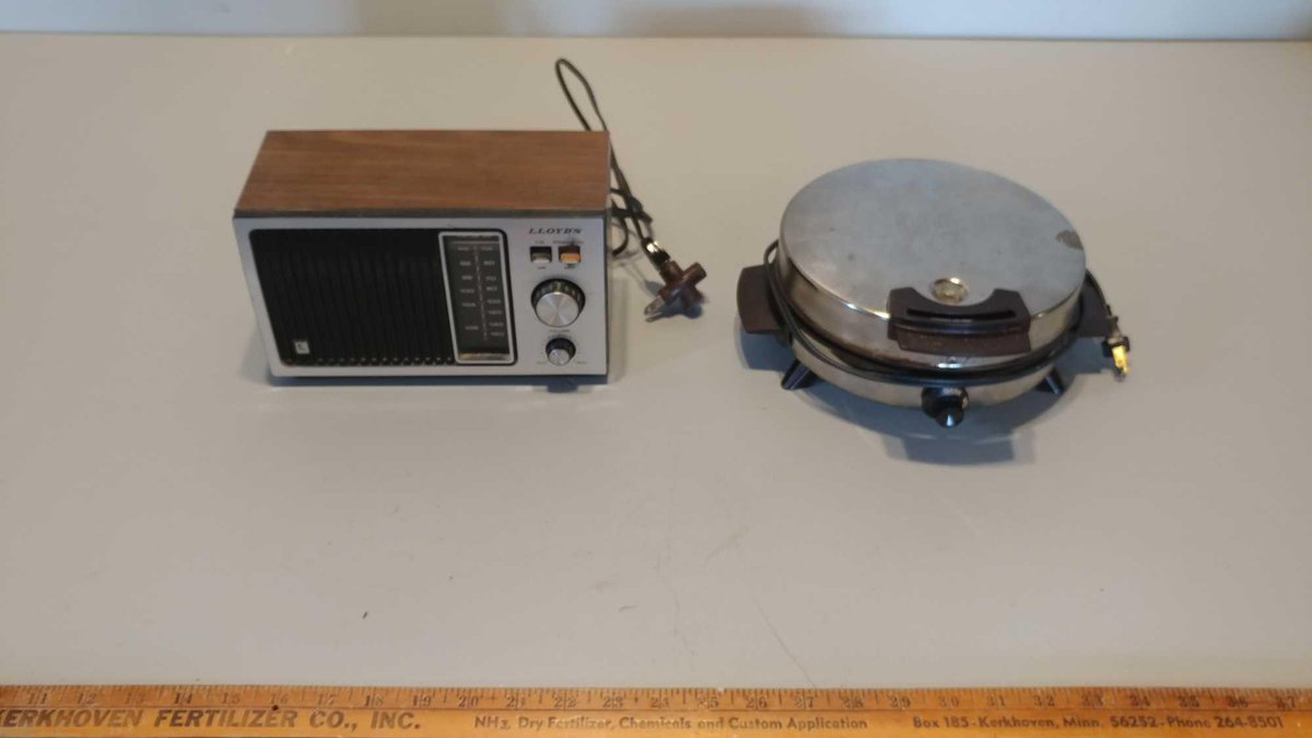 LLOYD'S AM/FM RADIO AND TOASTMASTER WAFFLE MAKER