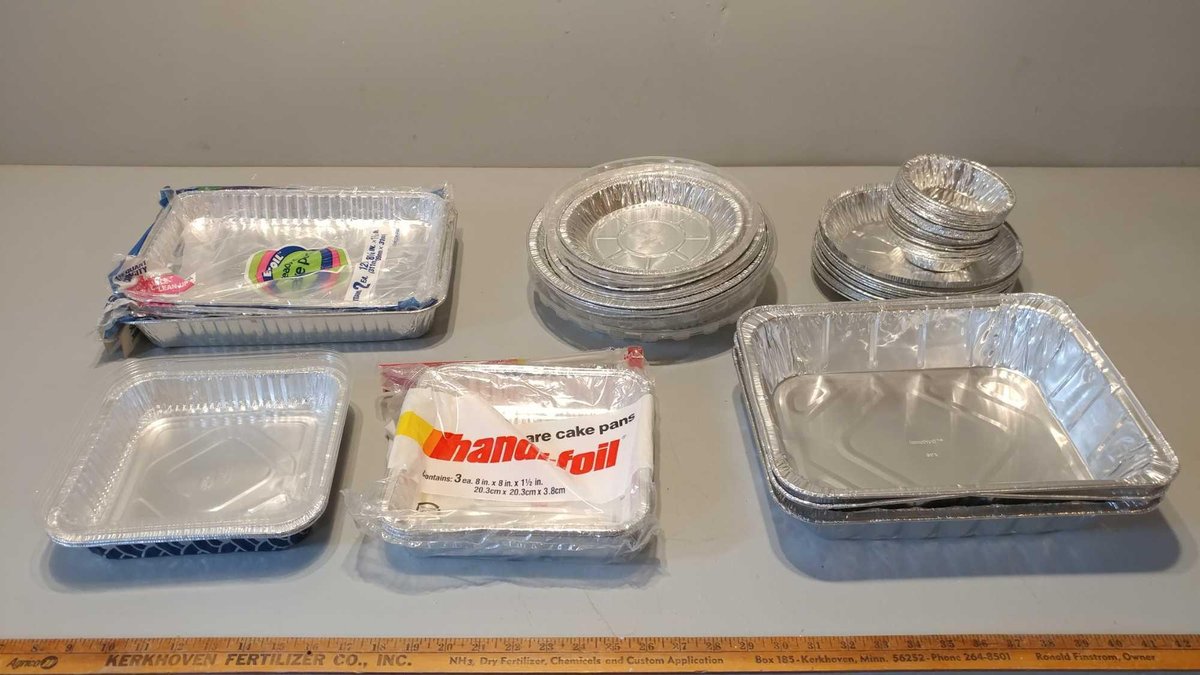 ASSORTMENT OF ALUMINUM BAKING PIE TINS & BAKING PANS