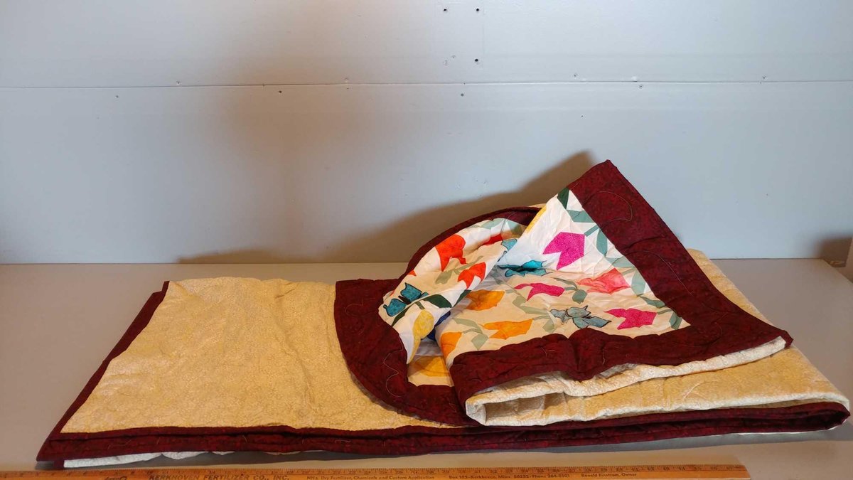 APPLIQUED BUTTERFLIES & PIECED TULIPS HANDMADE QUEEN QUILT WITH MACHINE QUILTING W/WINE COLOR TRIM