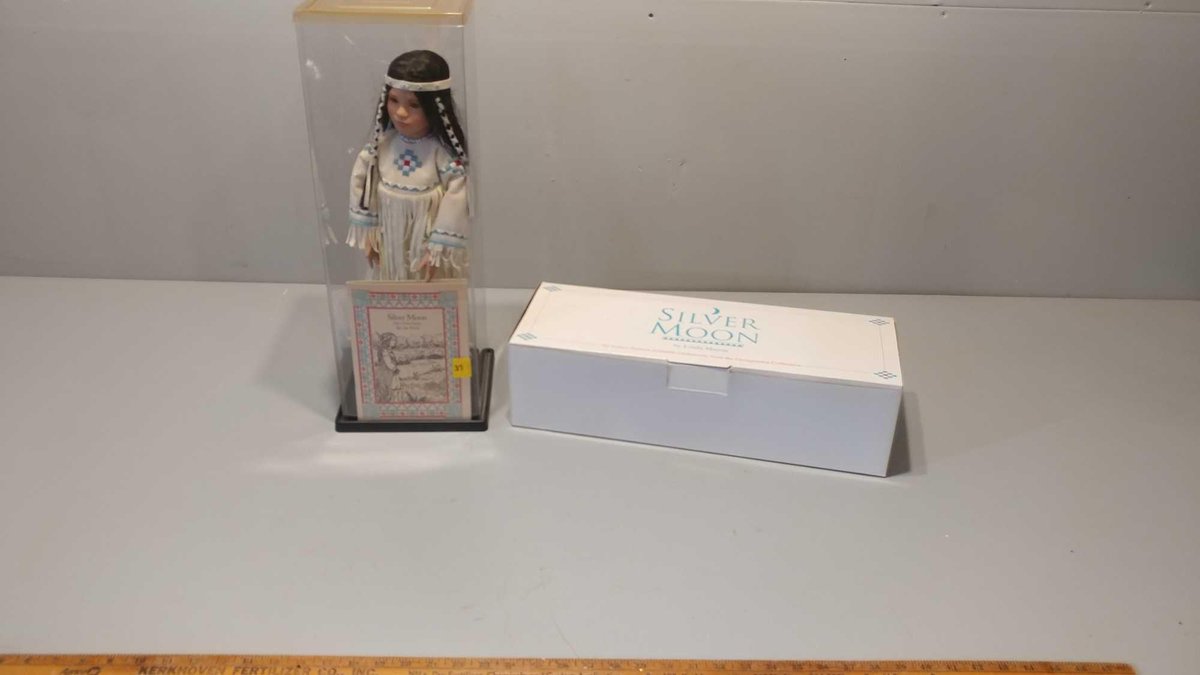 COLLECTOR DOLL SILVER MOON DOLL BY LINDA MASON, FROM THE GEORGETOWN COLLECTION. W/ DOLL STAND & CAS 