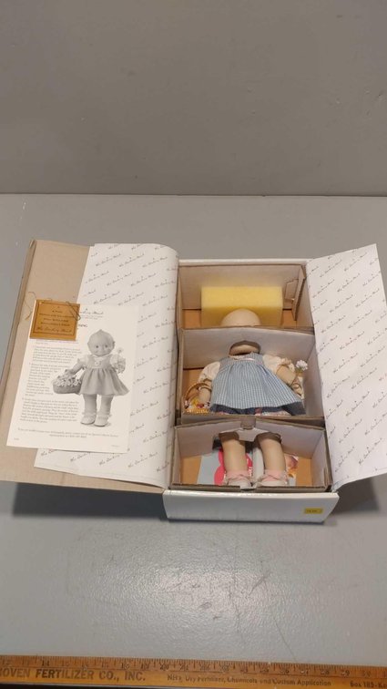 KEWPIE PORCELAIN COLLECTOR DOLL W/DOLL STAND FROM THE DANBURY MINT (NEW IN BOX)