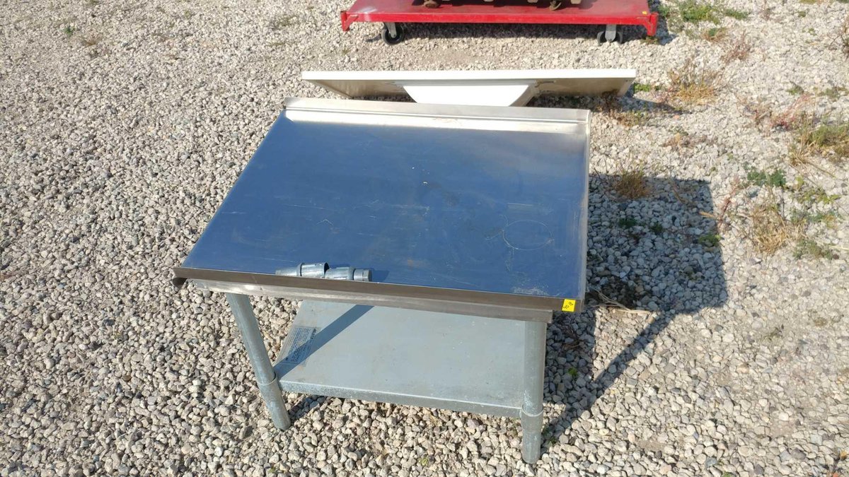 STAINLESS STEEL SHELF (31"W X 25"H X 25"D)