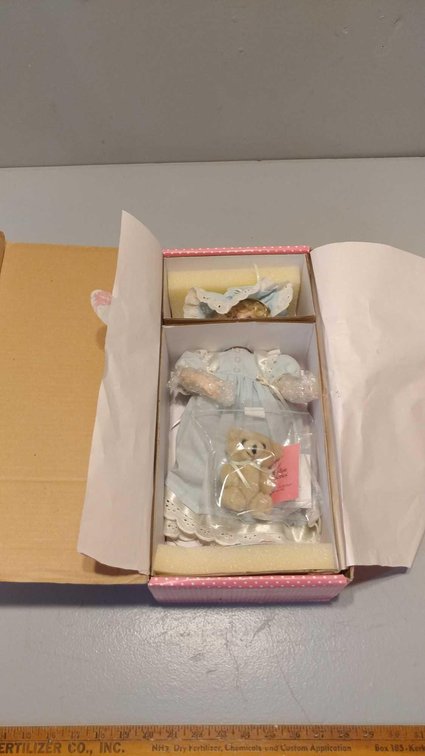 ELIZABETH PORCELAIN DOLL W/STAND BY PARADISE GALLERIES TREASURY COLLECTION, (NEW IN BOX)