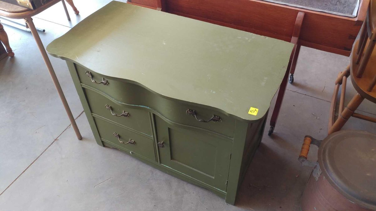 SMALL VINTAGE DRESSER (33"W X 24"H X 18"D)