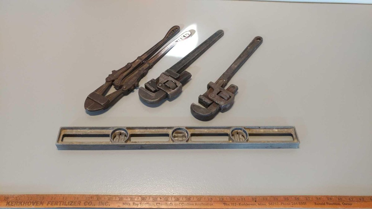 (2) LARGE PIPE WRENCHES, BOLT CUTTER, & 2 FT METAL LEVEL