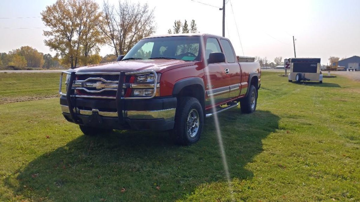 (I-41) (TITLE) 2003 CHEVY 2500 HD SILVERADO DURAMAX DIESEL, 4 X 4, EXTENDED CAB, 157,715 MILES, AM/FM/CASS, 5TH WHEEL PLATE, 6' BOX, NEW INJECTORS, INJECTION PUMP, GLOW PLUGS WORKS DONE BY DK DIESEL IN WATERTOWN SD VIN# 1GCHK29113E187938
