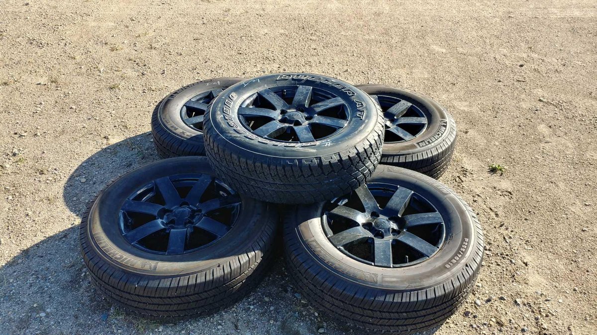 (I-29) (4) MICHELIN LTX M/S2 P255/70 R18 APPROX. 10/32 TREAD TIRES W/ (4) 18" ALUMINUM JEEP RIMS &